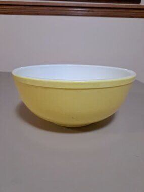 Pyrex Vintage 404 Primary Yellow 4 Quart Mixing Serving Bowl